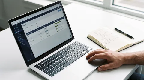 Laptop z tabelą leadów w systemie CRM